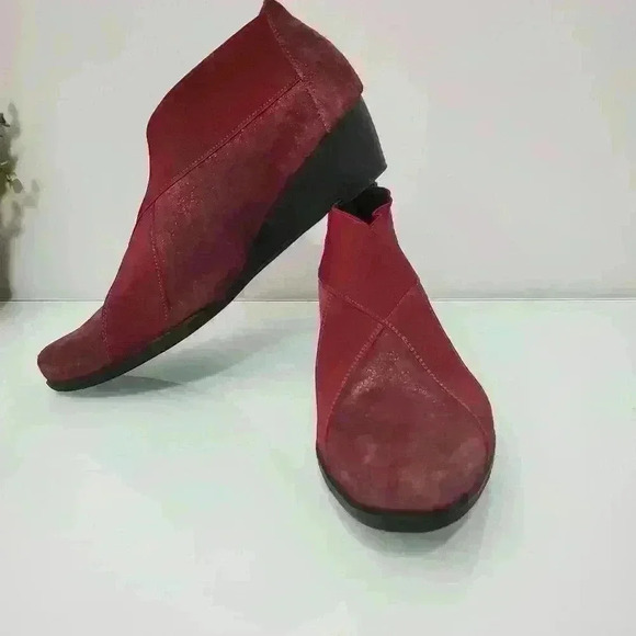 Un Tour En  Ville suede leather booties in merlot. Size 37 (6.5 US) - Picture 7 of 10